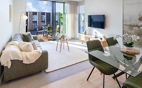 Warm Central City Apartment With 2 Free Carparks